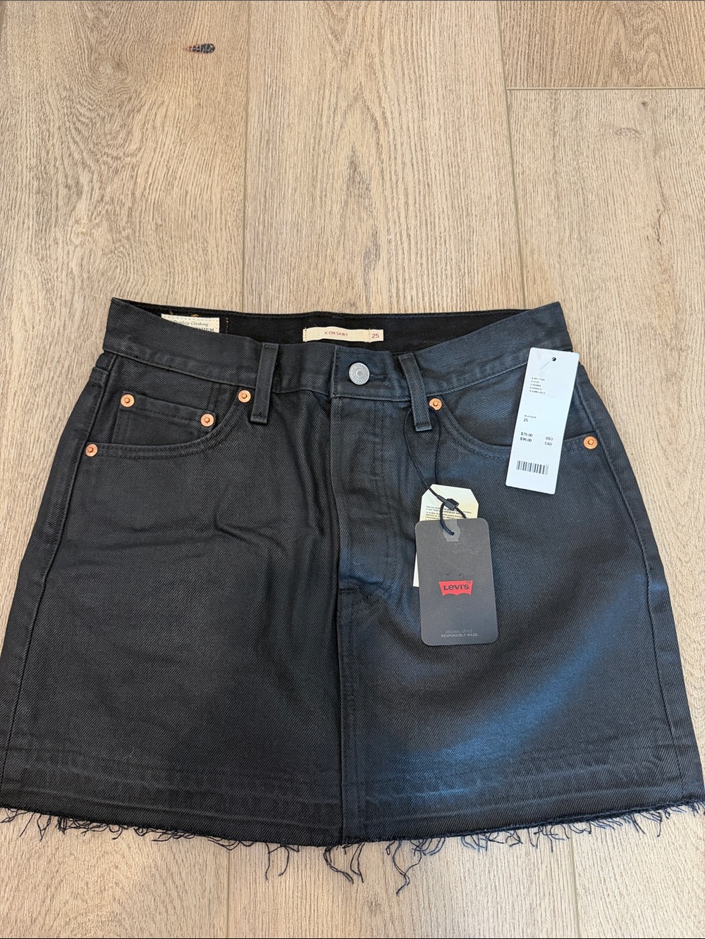 NWT Levi’s denim mini skirt 25